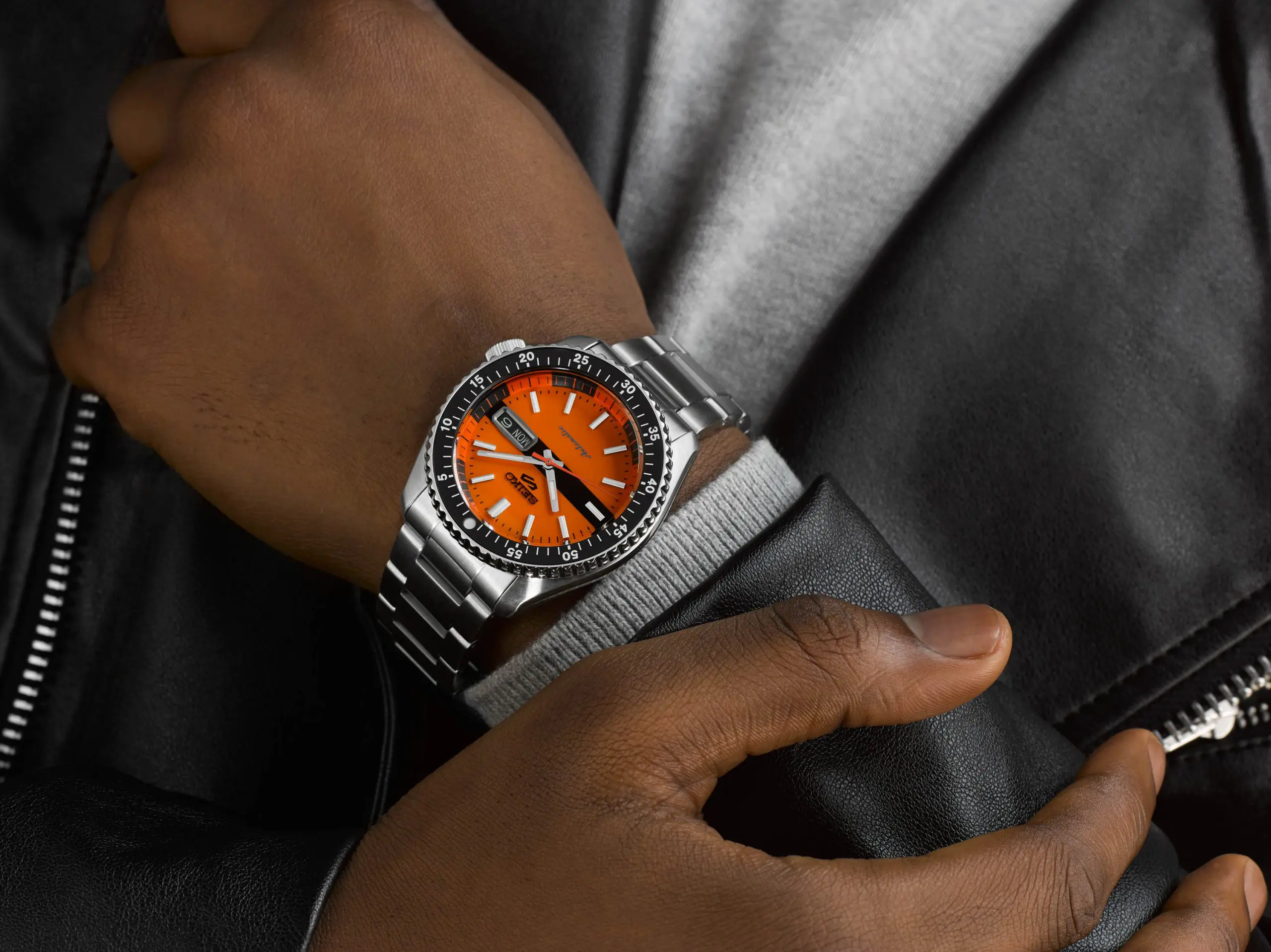SEIKO 5 SPORTS SRPK11K1 SPECIAL EDITION THE ‘NEW DOUBLE HURRICANE’ RETRO COLOUR MEN WATCH - Image 3